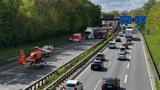 Schwerer Lkw-Unfall auf A59: 59-Jähriger fuhr mit Laster auf Sattelzug auf