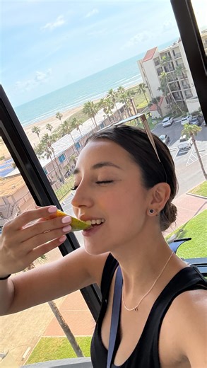 Heidy Tarazon on Instagram: "Que arma tan de doble filo es el compararnos con otras personas… 😓 No sabemos que hay detrás de cada vida y cabeza, cada persona es un mundo distinto 🌎 Cada uno de nosotros tiene un ritmo y eso está bien ❤️‍🩹 dejemos de compararnos con otras personas"