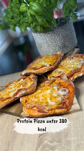 Protein Pizza unter 380 kcal Zutaten: 500g Magerquark 200g Dinkelmehl 100g More Protein Sahne* (alternativ Mehl) 6g Backpulver 50g Tomaten (passiert) 150g Thunfisch in Wasser 50g Gratin und Pizzakäse light Gewürz: More Spice Knobi-Licious* & Italian Allrounder* *Mit Code LE“ gibts maximalen Rabatt bei @morenutrition.de 🌸Werbung Bei 180 Grad Umluft für 30 Minuten in den Ofen. Nährwerte pro Stück: 379 Kalorien 40,4g Kohlenhydrate 42,4g Eiweiß 4,8g Fett (Insgesamt 4 Stück) #lisa_fitlife #pizzabagu