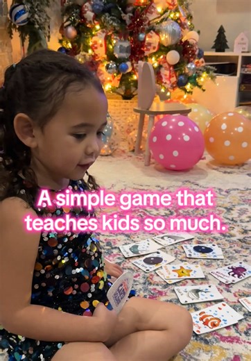 A simple learning activity for toddlers & preschoolers 🤍 🎯 this game is good for kids. It helps with • Memory • Attention & focus • Following simple rules • Waiting & sequencing 💬 Language & communication • Asking questions • Taking turns in conversation • Listening for information • Using complete sentences 🤍 Social & emotional skills • Patience • Taking turns • Sportsmanship • Handling small wins & losses ✋ Fine motor skills • Hand-eye coordination • Card sorting • Grasping & controlled mo