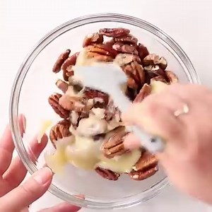 702K views · 74 reactions | This no bake keto cheesecake with a pecan crust is light, creamy with crunchy pecans in a keto caramel sauce. Keto cheesecake does not get better than this! FULL RECIPE: https://divaliciousrecipes.com/no-bake-keto-pecan-cheesecake/ | Divalicious Recipes - Low Carb Recipes | Facebook