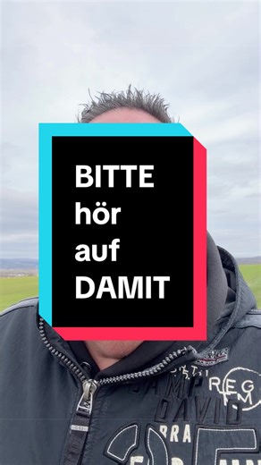 Viele Hundehalter glauben immer noch, dass man einem Hund beibringen kann, in Hundebegegnungen ruhig zu bleiben, indem man Druck macht. Leinenruck. Anschreien. Körperliche Korrekturen. Das Problem ist nur: So entstehen keine ruhigen Begegnungen. So entstehen gestresste Hunde. Wenn dein Hund bei Begegnungen ausrastet, steckt dahinter fast immer ein Grund. Und genau den muss man verstehen, bevor man trainiert. Wenn du wissen möchtest, wie Hundebegegnungen wirklich entspannt werden können, schreib 