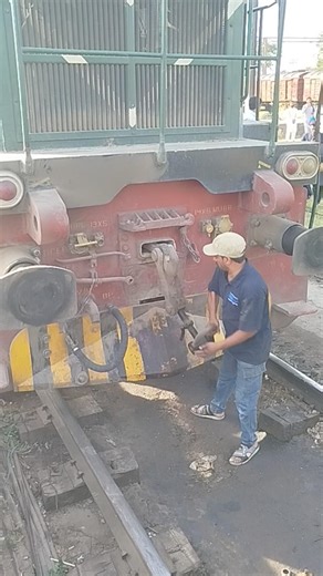Dangerous Train Coupling #uk susa #uae #france #railway