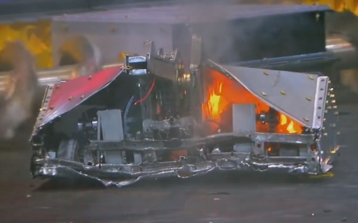 残忍的人类竟以围观硅基生物厮杀取乐