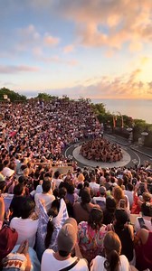 Kecak Uluwatu adalah pertunjukan tari Kecak paling ikonik di Bali, digelar di Pura Luhur Uluwatu dengan latar matahari terbenam di tebing Samudra Hindia 🔥🌅 #bali #kecakuluwatu | Bali Vibes