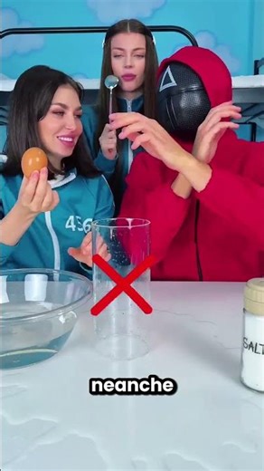 La ragazza è riuscita a togliere l'uovo senza versare l'acqua 😱