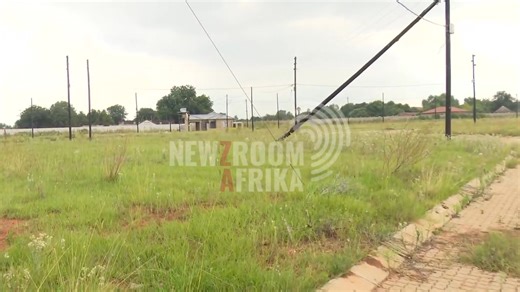 Frustrated Ratanda community members in Heidelberg say they have been paying municipal bills for vacant land. The beneficiaries of the Ikageleng land reform programme say they each paid R1,200 to Lesedi Municipality for installing water and electricity meters on land allocated to them through the reform process. Nqobile Madlala reports. Watch: tinyurl.com/46bw3p6h #Newzroom405 | Newzroom Afrika