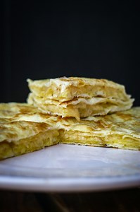 Tortilla de patatas chips 🥔 Siguiendo la famosa receta del gran Ferran Adrià, la tortilla de patatas hecha con patatas de bolsa, las patatas fritas de bolsa de toda la vida, ¡eso sí! He comprado unas de calidad, que solo llevan patatas, aceite de oliva virgen extra y sal. Vamos a ver si está tan rica como dicen, porque fácil es un rato. ▪️Ingredientes: 6 huevos ecológicos M 70 g de patatas fritas de bolsa 1 cucharada de aceite de oliva virgen extra Una pizca de sal ▫️Una de las recetas más simp