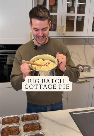 Homemade Oven-Ready Chunky Cottage Pie! . A proper, comforting pie that’s made for batch cooking and the freezer. I’ve used beef brisket for the chunky beef filling, but braising steak or beef shin are great budget-friendly alternatives. . - 1.2-1.5kg Beef Brisket (or any other cut suitable for slow cooking), cut into large chunks and browned - Olive oil, for browning and sautéing - 1 large onion, diced - 2 carrots, dices - 2 celery stalks, diced - 3 cloves garlic, minced - 6-8 sprigs fresh thym