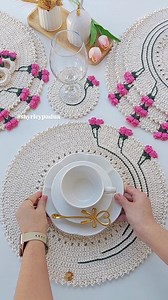 A versão mais delicada do Tulipas chegou… Natural, suave e com tulipas rosa que são puro encanto. 🌷✨ Cada detalhe foi feito com calma, amor e intenção. É o tipo de peça que muda o clima da mesa… e do momento. Lugar americano Tulipas Medidas 42cm Feito com fios premium 100% algodão Valor: R$59,90 a unidade Agenda aberta ✨ Envio para Brasil e mundo 🌍 💬 WhatsApp: (62) 98121-5292 Vídeo aula @tabledecorbymel --- #AmericanosDeCrochê #MesaPostaComAmor #CrochêDecor #FeitoÀMãoComCarinho #TulipasDeCroc