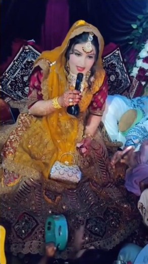 kashmiri bride singing song || live performance Kashmiri bride || dulhan