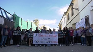 Más de 60 niños protagonizan una huelga indefinida en un colegio con grietas, goteras y riesgo de derrumbe. El edificio, con casi 80 años sin una reforma integral, preocupa a las familias. #ADirecto CanalSur Radio y Televisión CanalSur Jaén | Andalucía Directo