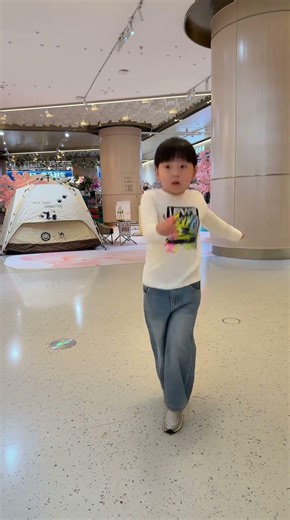 大家都很喜欢 One two three再给大家来一段 #爱跳舞的宝宝 #喜欢跳舞哪里都是舞台 #越养越上头的人类幼崽 #小可爱上线