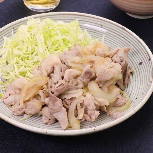 めんつゆで味が決まる！ 豚こま肉の簡単生姜焼きのレシピ動画・作り方 | デリッシュキッチン