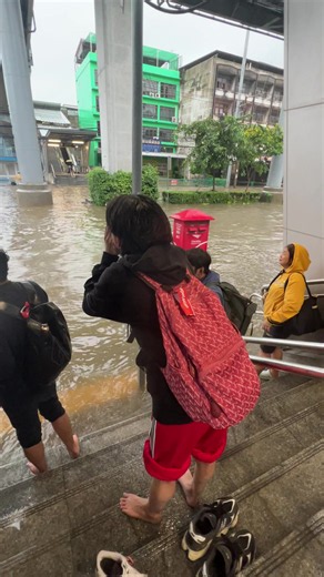 น้ำท่วม ฝนตกไม่มีรถมารับ #น้ำท่วม
