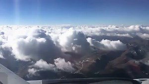 航拍中国：青藏高原，云海之下群山连绵起伏，壮观！