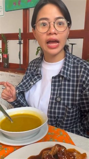 Jung & Alejo - Pareja Internacional on Instagram: "Rosita descubre uno de los almuerzos más tradicionales de Colombia: el corrientazo. Un menú completo, casero y lleno de sabor 🇨🇴🍽️ #comida #almuerzo #asia #chino"