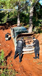 Operativo en el monte: drones policiales detectaron una Hilux robada en Brasil y preparada para el contrabando Una investigación silenciosa, tecnología aérea de última generación y un certero allanamiento en el paraje Integración de Comandante Andresito permitieron a la Policía de Misiones descubrir una camioneta Toyota Hilux robada en Brasil, que se hallaba oculta entre la vegetación, con la patente adulterada y sin los asientos traseros, lista para ser utilizada en maniobras de contrabando. El