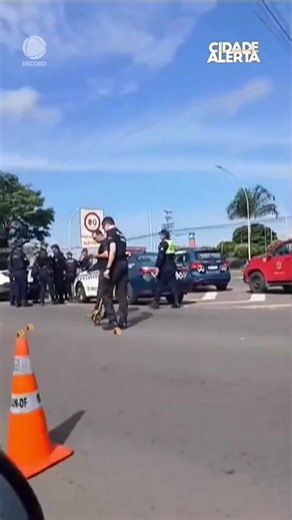 QUE TRISTEZA 🥹 | Uma tragédia familiar marcou um acidente de trânsito ocorrido em Brasília (DF). A jovem motociclista Karla Thaynnara, de 25 anos, morreu após perder o equilíbrio da moto e ser atingida por um caminhão. Pouco tempo depois, o próprio pai dela, um policial aposentado, passou pelo local e, ao perceber que a vítima era a filha, entrou em desespero. Sem suportar a dor, ele tirou a própria vida ali mesmo. Karla deixa uma filha de 7 anos. ⁣ 🎥 Reprodução / Record TV @/CidadeAlerta #bra