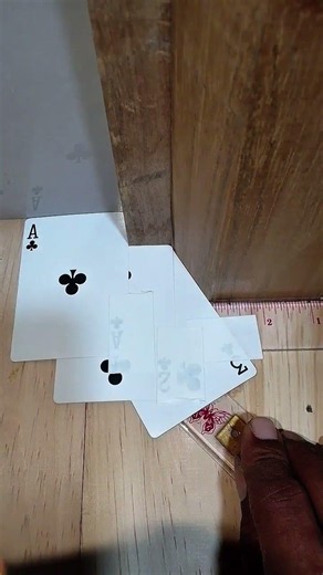 Easy way to measure wood angles with cards. #tricks #carpentry #woodworking #diy #skills