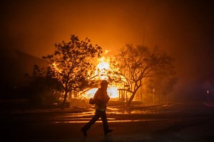 Four life-threatening wildfires are raging out of control in Los Angeles County, forcing tens of thousands of people to evacuate. 2 people killed and over 1,000 structures destroyed, per LA fire chief. https://bit.ly/4fJXCrb | News 4 San Antonio