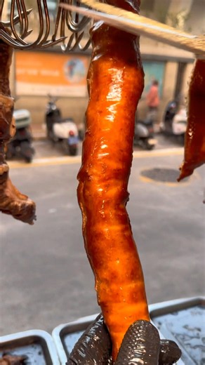 The Sizzling Crunchy 😋 Roasted Pork Intestine Cutting ✂️ #food #usa #shorts