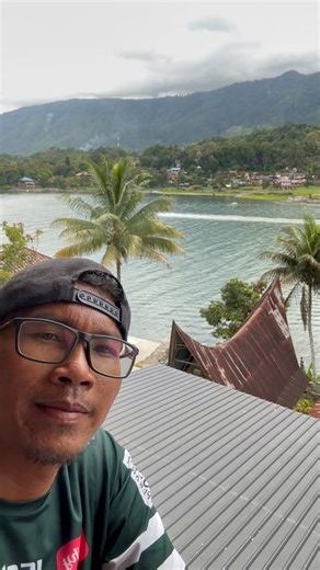 Samosir Island is a unique volcanic island in the middle of Lake Toba, North Sumatra, formed by a supervolcanic eruption 74,000 years ago. With an area of ​​approximately 640 square kilometers (approximately the same size as Singapore), this island, located at an altitude of 1,000 meters above sea level, is the center of Toba Batak culture and a popular tourist destination known for its pristine nature, historical sites, and traditions such as Sigale-gale and Mangokal Holi. Interesting Facts and