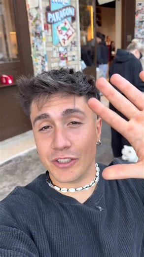 26K views · 59 reactions | Provo locali dei personaggi famosi ep.5  Siamo stati da Gabriele Bonci, Dicono essere la miglior pizza al taglio Romana! Ma sarà così??? Devo dire gran prodotto, mi è piaciuto molto sia la base che i condimenti, Voto: 8 1/2 #foodblogger #food #dovemangiare #cibo #pizza #roma #romafood #bonci #mangiare | Lorenzo Biagetti | Facebook