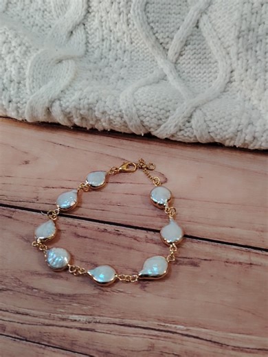 Je t'emmène découvrir l'envers du décors de la création d'un bijou ✨ Retrouves moi dans mon atelier en train de concevoie un bracelet dont on a dessiné ensemble le modèle précédemment 🌸 * Dis moi ce que tu penses du résultat 🔽✨ * #bijoux #creation #conception #faitmain