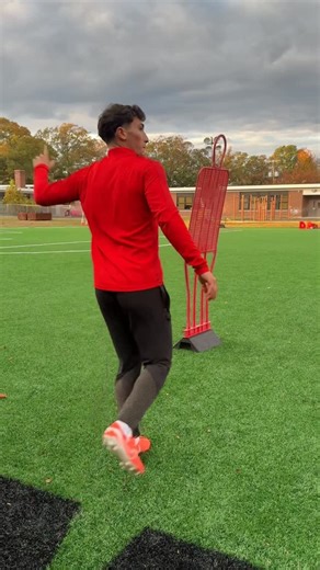 Brent Glantz on Instagram: "Why attackers need to master the curved run like Neymar Jr. ⤴️💨 This run gives you a massive advantage every time. By curving your run inside like Neymar, you stay onside and build up speed before the ball is played ⚽️ While defenders are flat-footed and reacting, you’re already moving, making it almost impossible for them to match your pace or timing ⏱️ It’s one of the smartest ways to beat defenders into the space and create separation without even touching the bal
