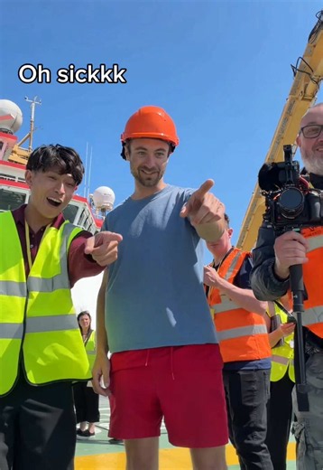 I jumped on a helipad on a research ship with a glaciologist, wbu? #DrGabAstorga @British Antarctic Survey