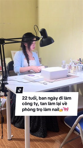 22 tuổi, ban ngày đi làm công ty, tan làm lại về phòng trọ 💅 Hôm nay cũng như mọi ngày, hết giờ làm là mình lại tranh thủ về phòng để chuẩn bị đồ nghề. Góc làm nail của mình cũng chẳng có gì cầu kỳ, chỉ là một chiếc bàn nhỏ, vài món đồ nghề và một góc phòng được tận dụng làm nơi nhận khách. Thật ra mình vẫn đang làm quen với nhịp sống này. Có hôm đi làm về khá mệt, nhưng cứ nhìn thấy góc nail nhỏ của mình là lại muốn ngồi vào làm thêm một chút. Mình bắt đầu từ những thứ đơn giản nhất, vừa làm v