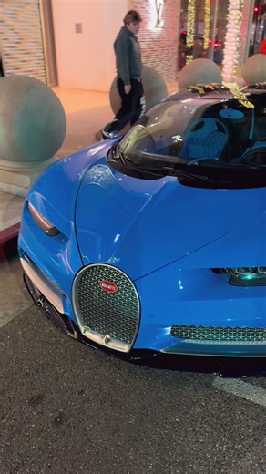 Explore the Blue Bugatti Chiron: A Automotive Masterpiece