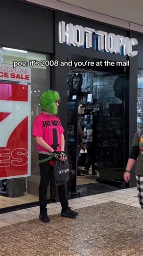 #scenekid #nostalgiacore #hottopic #2008 #outfit | scene kids at mall