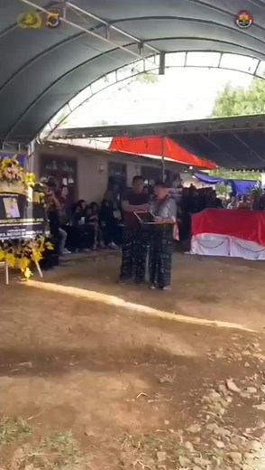Kapolda NTT pimpin langsung pemakaman Almarhum Bharatu Anumerta Bonifasius Jawa (22) turut hadir para pejabat utama Polda NTT, Wakil Satgas Ops Damai Cartenz, Ketua DPRD Kabupaten Ngada, Dandim 1625/Ngada, Kapolres Ngada, para Perwira Polres dan Kodim 1625/Ngada, serta tokoh agama dan masyarakat setempat. #boyjawa😭 #bajawaberduka #mangulewabajawa🙏💙 #bonifasiusjawa #ripboyjawa #rippahlawan #malaikattakbersayap #pemakamanboyjawa #selamatjalanboja