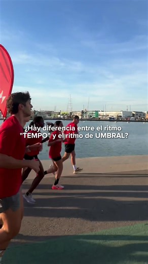 ¿Te has preguntado si diferencia hay entre ritmo tempo y ritmo umbral? 🧠 Sí la hay, y entenderla puede cambiar cómo entrenas 👇 Estos dos términos se usan como si fueran lo mismo, pero no lo son. Ritmo umbral es la línea fisiológica. Es el ritmo más rápido que puedes mantener mientras tu cuerpo equilibra la producción y eliminación de lactato. Si vas apenas un poco más rápido, la fatiga se dispara. Este ritmo normalmente se siente fuerte pero controlado, y sostenible durante ~40-60 minutos en c