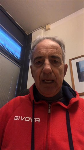 Arpad Weisz e la memoria da “ pesce rosso “ di noi italiani. Dal 26 ottobre del 1938 fino al 2007 nessuno seppe più nulla del grande allenatore ungherese Arpad Weisz. Ex giocatore anche della nazionale magiara dei primi anni venti, Arpad Weisz nato in Ungheria nel 1896 è stato un grandissimo allenatore degli anni trenta che scoperto e lanciato il grande Giuseppe Meazza e che ha vinto uno scudetto con l’Inter che allora si chiamava Ambrosiana e due scudetti con il grande Bologna di quegli anni. N