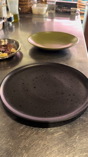 Domingo de serviço com … Risoto de açafrão com creme de trufas negras e gorgonzola. & Gnocchi com creme de queijo, radicchio grelhado, cubos de gorgonzola e azeite de pimentão. | Trieste cucina