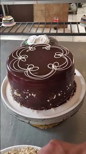 DISEÑO DE PASTEL CON FRUTAS SENCILLO Y BONITO
