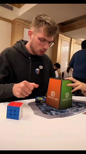 Speedcubing World Record Attempt with Cube Head