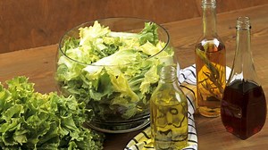 Basilikum, Rosmarin und Co.: So machen Sie Ihren eigenen Kräuteressig