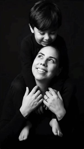 🔥Free tutorial for the Black-and-white parent-child portrait photos is here! Super easy method, just upload one photo, finish it in 3 seconds, come see what you’ll look like!🔥 black and white photos black and white portrait photography black and white photoshoot family black-and-white parent-child portrait photos black and white picture of parent black and white family portraits black and white portraits black and white portrait photo #capcut #capcutpioneer #fyp