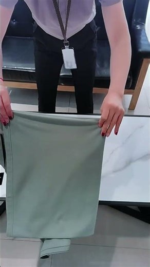 Fold clothes quickly and neatly using a simple hand method