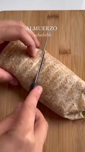 WRAP DE ATÚN CREMOSO!🫔🙌🏻 También puede ser una opción de cena y es practico para llevar al trabajo/universidad👌🏻 ✅Encuentra más recetas fáciles y saludables en mi perfil 👩🏼‍🍳Ingredientes: - 1 tortilla integral - 1 lata de atún en agua - Cebolla roja finamente picada - Cebolla larga finamente picada - Salsa: 1/4 taza de yogurt griego, ajo machacado, limón, sal y pimienta. - Pimienta al gusto - Toppings: lechuga, tomate y aguacate • • #recetas #recetassaludables #viral #wrapdeatún #wrap #a