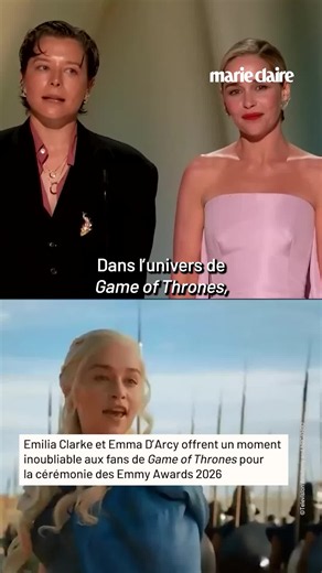 Daenerys et Rhaenyra Targaryen réunies sur scène ? 🐉 C’est le moment inoubliable qu’ont offert Emilia Clarke et Emma D’Arcy aux fans de « Game of Thrones ». Incarnant chacune un personnage emblématique de la lignée royale, l’une dans l’original « Game of Thrones », l’autre dans le prequel « House of the Dragon », les deux actrices se sont prêtées au jeu lors de la cérémonie des Emmy Awards. On parie que les inconditionnels de Westeros seront capables de traduire le discours de Daenerys du premi