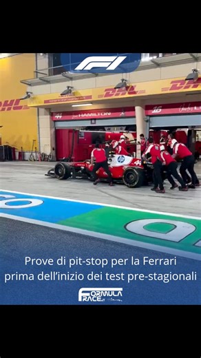 🏎️🔴 Prove di pit-stop per la Ferrari prima dell’inizio dei test di F1 La Ferrari, come si vede dalle immagini, nella giornata di martedì che precede l’inizio dei test pre-stagionali di F1 in Bahrain, ha svolto delle prove di pit-stop. Le prove di pit-stop che svolgono i meccanici in pit lane avvengono con motore spento. L’auto viene spinta dai meccanici mentre un loro collega è nell’abitacolo e gli altri al loro posto in piazzola per effettuare il cambio gomme. Questo allenamento viene svolto 