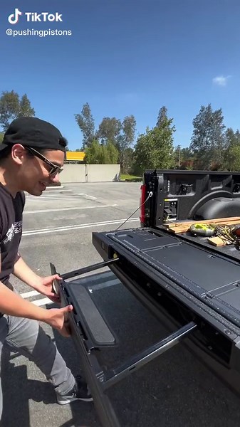 Reply to @tom_lqnge these tailgates features are getting out of hand 😲 #ford #f150 #truckreview #cartok