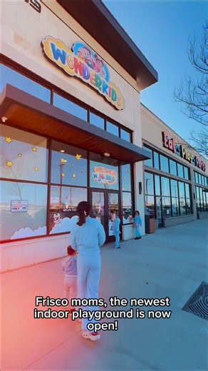 🎉 Frisco families, the newest indoor playground is here — 📍@wonderkidshq Designed for children ages 10 months – 10 years, WonderKids is more than just a play space. They have separate soft play for babies & toddlers, imaginative play areas for bigger kids, and plenty of fun for the whole family. They’re open until 10PM on weekends — perfect for late night play dates! 🍽 Full café highlights: kid-friendly meals, vegetarian & halal options, a coffee shop, dessert bar with ice cream, waffles, fre