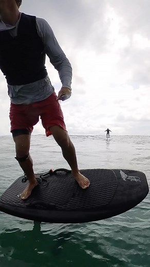 Sharing waves on my Lift4 4’9 efoil with tow foilers during Hurricane Lee. 🏄‍♂️: @harryandrews80 Set up: Lift4 4’9 with a 32” mast. 100 surf v2 / 25 glide tail Elite hand controller LCS Folding prop / light battery #liftfoils | Damien LeRoy