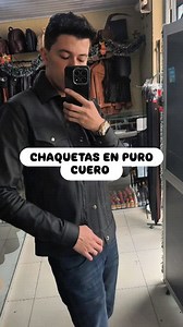 CHAQUETA EN CUERO GRASO NEGRO Una chaqueta creada desde la experiencia, no desde el catálogo. Diseñada en cuero graso negro, un cuero que envejece con carácter y se adapta a tu ritmo de vida. Lleva una cruz bordada en hilo en la espalda, símbolo de fuerza y convicción ✝️ y un arabesco bordado en el bolsillo, sutil pero contundente, porque los detalles hacen la diferencia. Por dentro, forro azul 💙, ese contraste inesperado que eleva la prenda y demuestra que el carácter también vive en el interi